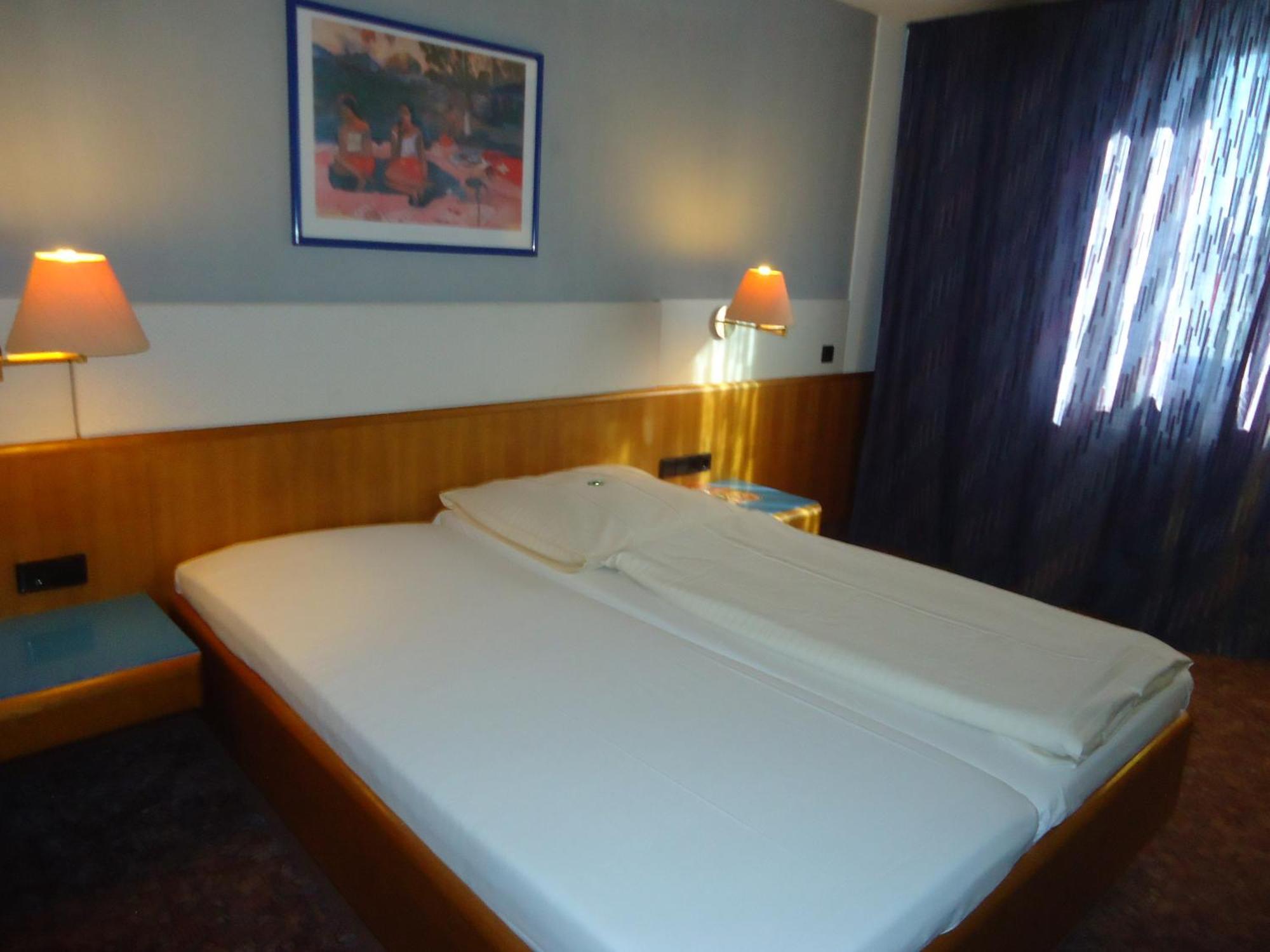 Enjoyhotel Garni Korntal Stuttgart B&B Parkplatz Sprinter Exterior photo
